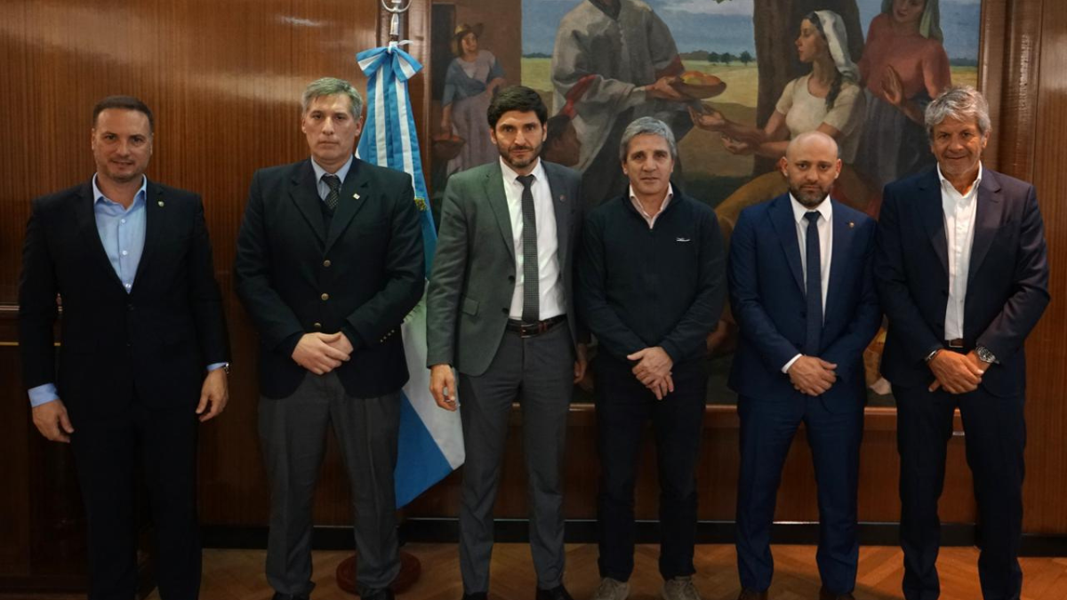 El gobernador de Santa Fe, Maximiliano Pullaro, se reunió con el ministro de Economía de la Nación, Luis Caputo, en la ciudad de Buenos Aires. El gobernador de Santa Fe, Maximiliano Pullaro, se reunió con el ministro de Economía de la Nación, Luis Caputo, en la ciudad de Buenos Aires.