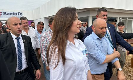 El ministro de Desarrollo Productivo, Gustavo Puccini, recibió este viernes en el stand de la provincia de Santa Fe a la vicepresidenta de la Nación, Victoria Villarruel. El ministro de Desarrollo Productivo, Gustavo Puccini, recibió este viernes en el stand de la provincia de Santa Fe a la vicepresidenta de la Nación, Victoria Villarruel.