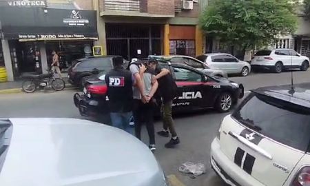 El detenido al salir de la Policía de Investigaciones (PDI). El detenido al salir de la Policía de Investigaciones (PDI).