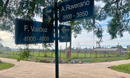 Vecinos del barrio Adelina Oeste en Santo Tomé reclamaron por falta de insfraestructura ante el móvil de AIRE. Vecinos del barrio Adelina Oeste en Santo Tomé reclamaron por falta de insfraestructura ante el móvil de AIRE.