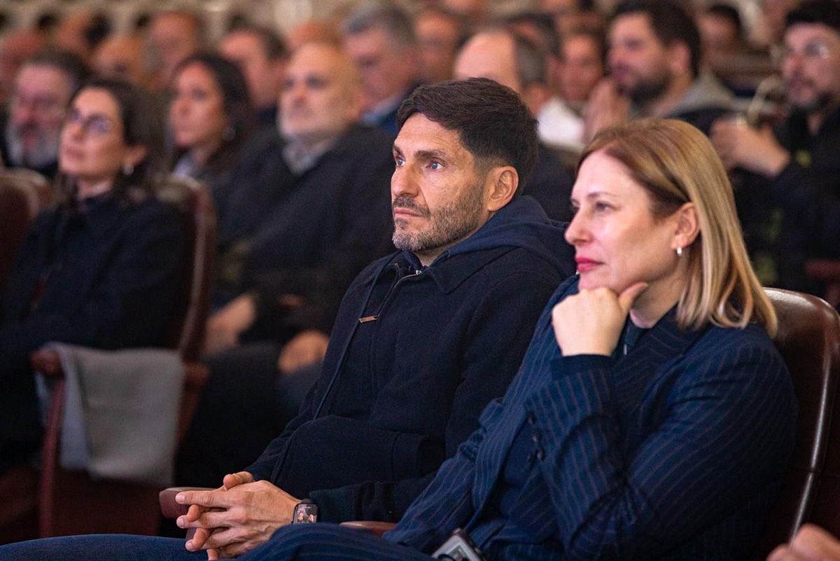 El gobernador Maximiliano Pullaro y la vice Gisela Scaglia encabezaron el encuentro realizado en el Paraninfo de la UNL.
