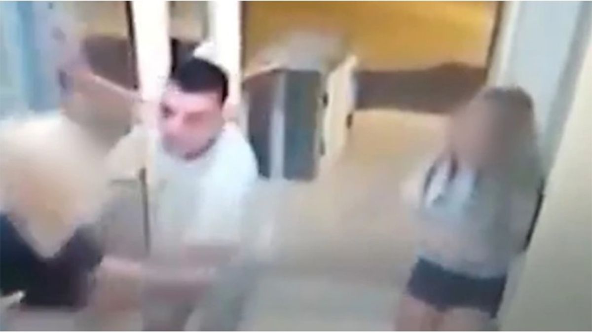 VIDEO: brutal ataque de un ladrón a dos chicas para robarles el celular