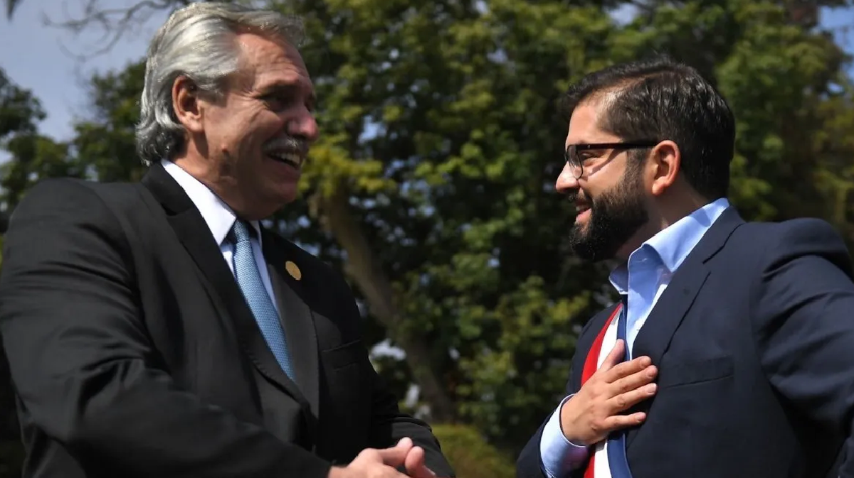 Hace unos d&iacute;as, Alberto Fern&aacute;ndez particip&oacute; de la asunci&oacute;n del nuevo presidente de Chile, Gabriel Boric y lo invit&oacute; a visitar a nuestro pa&iacute;s para generar v&iacute;nculos bilaterales.
