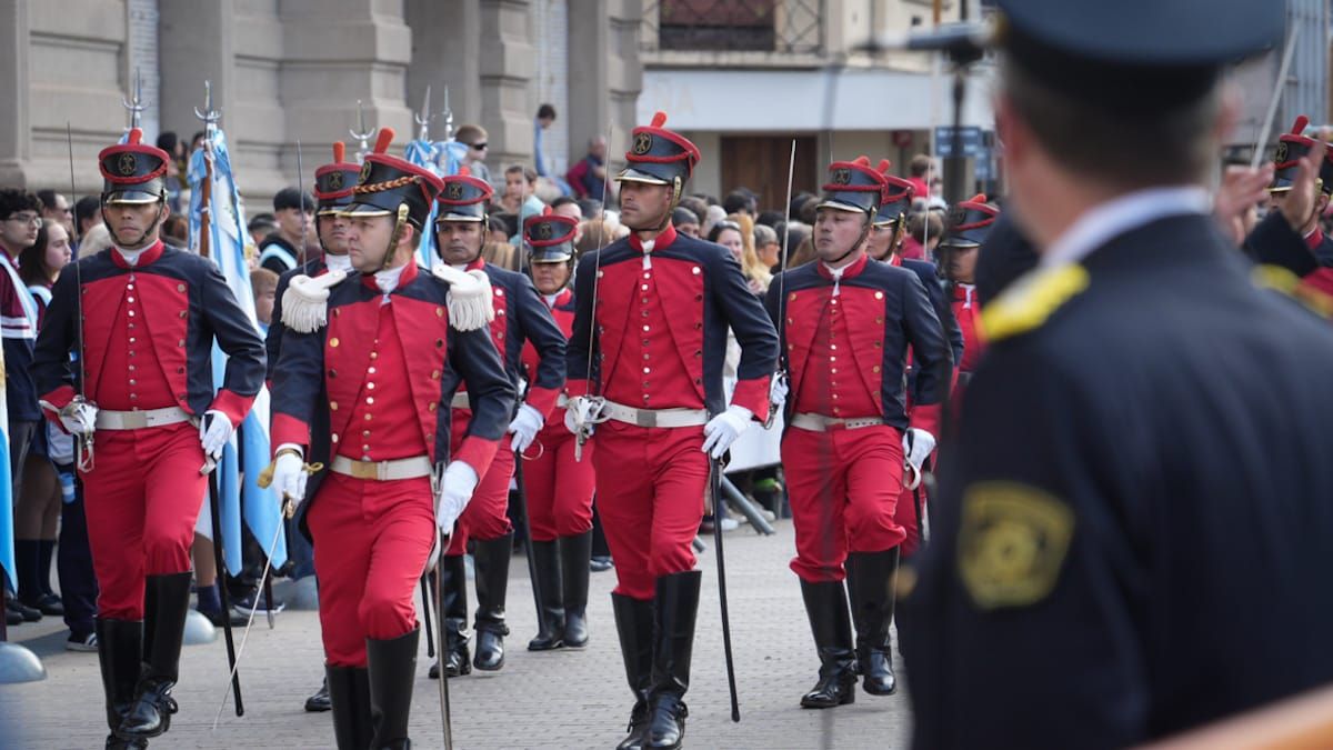 El acto oficial por el 216° aniversario de la Revolución de Mayo se realizó en la Plaza 25 de Mayo, en una jornada a puro fervor patrio.