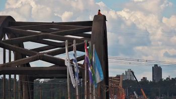 Puente Carretero: un hombre se subió a uno de los arcos y está cortada la mano a Santa Fe