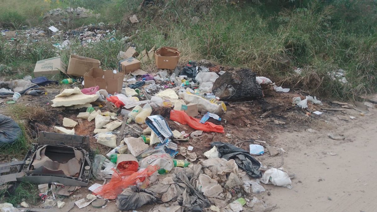 Así está el microbasural entre las calles Ayacucho y Pavón en barrio Pompeya. Así está el microbasural entre las calles Ayacucho y Pavón en barrio Pompeya.