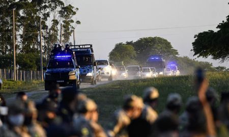 Dolores Etchevehere fue trasladada a la Departamental Policial de la ciudad de La Paz tras ser detenida luego de resistirse a abandonar el campo familiar que ocupaba junto a miembros del Proyecto Artigas.