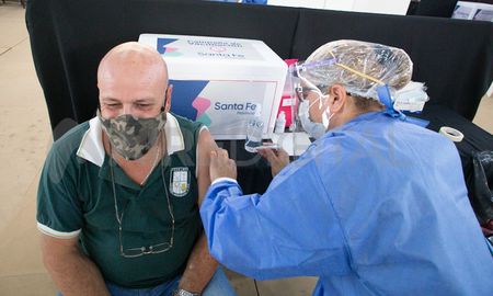 La provincia de Santa Fe, a través del Ministerio de Salud, completará este lunes la totalidad de profesionales odontólogos vacunados contra el Covid 19 en todo el territorio provincial, con un total de 4.315 trabajadores. La provincia de Santa Fe, a través del Ministerio de Salud, completará este lunes la totalidad de profesionales odontólogos vacunados contra el Covid 19 en todo el territorio provincial, con un total de 4.315 trabajadores.