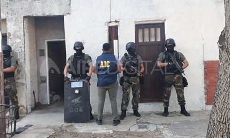 La AIC detuvo a tres personas en cinco allanamientos La AIC detuvo a tres personas en cinco allanamientos