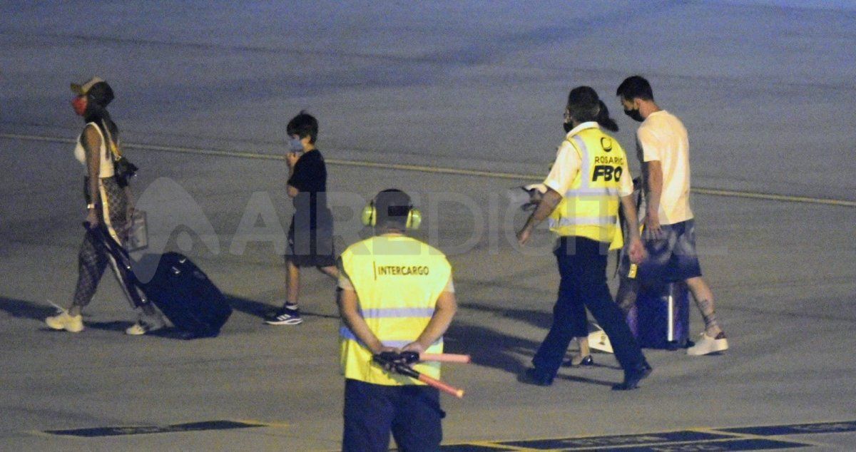 Acompañado por su familia, Messi puso rumbo a Francia para reintegrarse al Paris Saint-Germain.