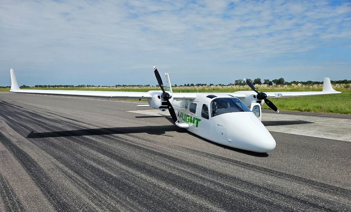 El avión quedó varado en medio de la pista y las autoridades el Aeropuerto de Sauce Viejo decidieron cerrar sus operaciones hasta que pudieron removerlo. El avión quedó varado en medio de la pista y las autoridades el Aeropuerto de Sauce Viejo decidieron cerrar sus operaciones hasta que pudieron removerlo.