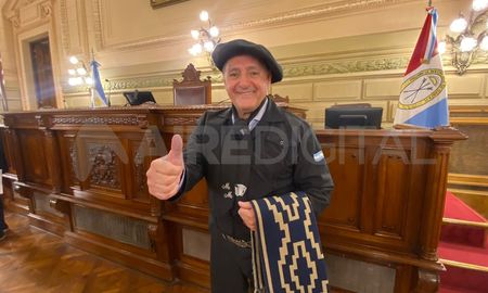 El referente del chamamé, Monchito Merlo, fue homenajeado en la Legislatura de Santa Fe. El referente del chamamé, Monchito Merlo, fue homenajeado en la Legislatura de Santa Fe.