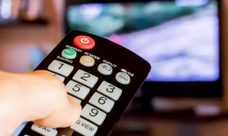 El botón para mejora el sonido del televisor y escuchar los diálogos con claridad. El botón para mejora el sonido del televisor y escuchar los diálogos con claridad.