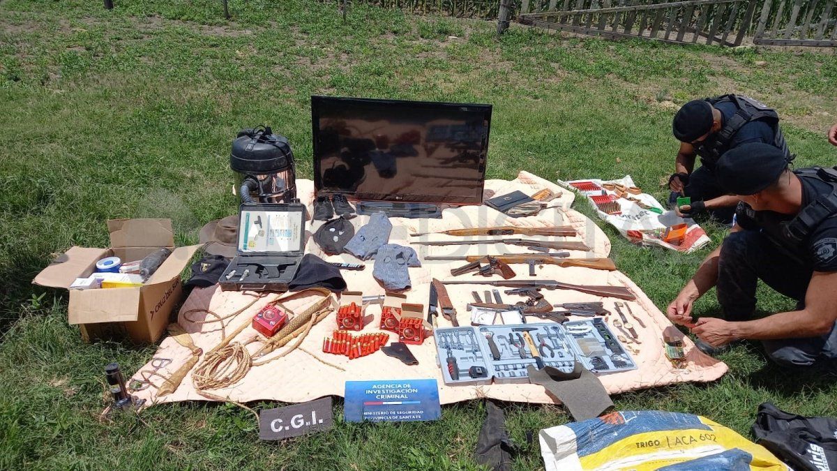 En los allanamientos los investigadores encontraron armas, municiones y hasta pasamontañas, entre otros elementos.