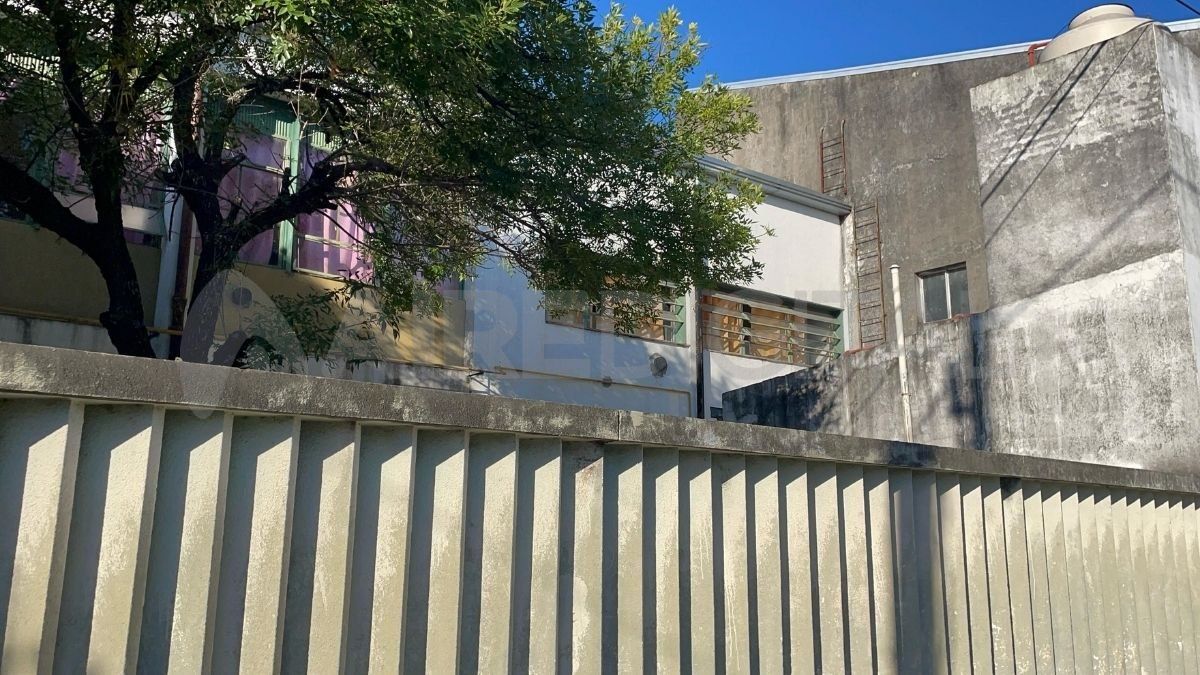 El tapial por donde los ladrones entraron a la escuela y luego escaparon. El tapial por donde los ladrones entraron a la escuela y luego escaparon.