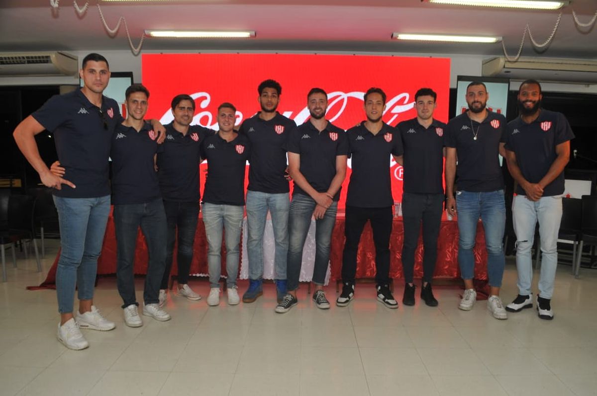 El Club Atlético Unión presentó al plantel profesional de basquetbol que disputará la temporada 2022/23.