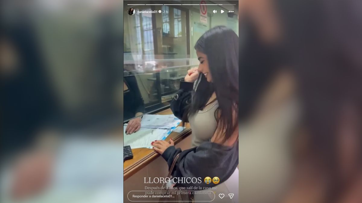 Daniela Celis mostr&oacute; en Instagram el momento en el que firm&oacute; la documentaci&oacute;n de su primera camioneta.