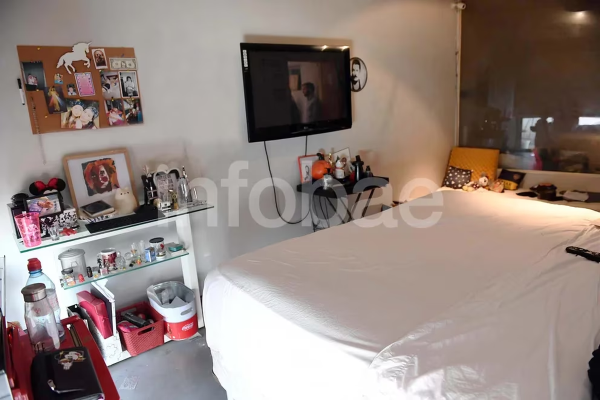 En su cuarto, ahora duerme su hija, pero no sufrió modificaciones ya que sus libros, muñecos y demás pertenencias permanecen inmóviles.