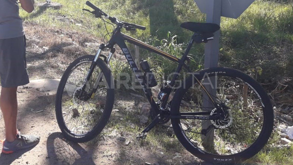 El hombre circulaba a bordo de una bicicleta color negro.&nbsp;