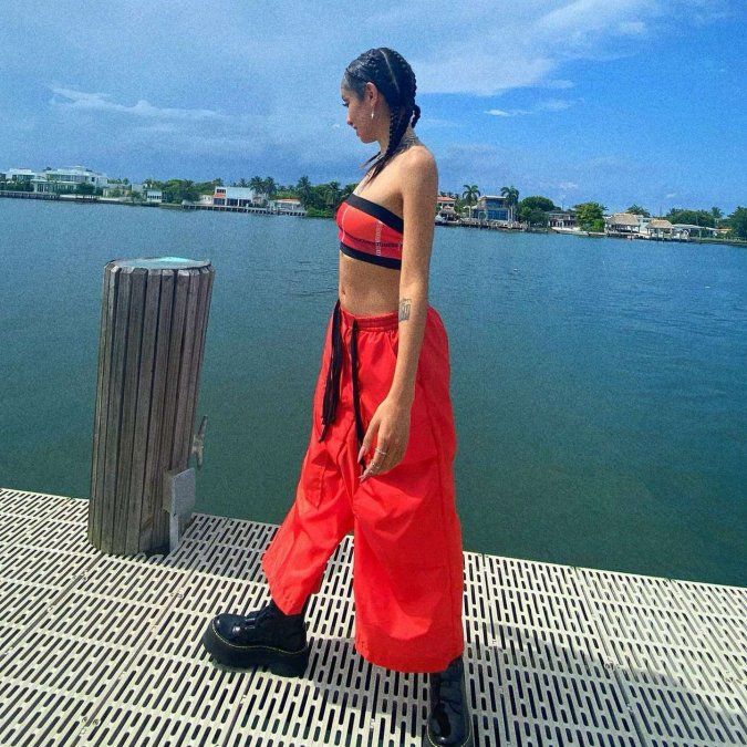 María Becerra apostó a un estilo 100% rojo