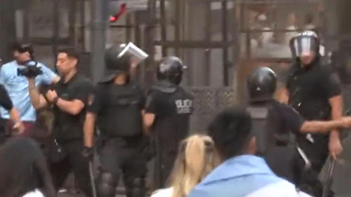 La Policía de la Ciudad de Buenos Aires reprimió a personas que se habían acercado a la zona del Obelisco porteño.