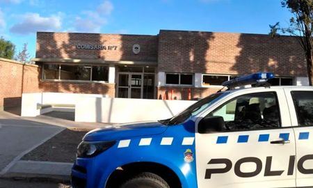 Una mujer fue rescatada tras permanecer cautiva en Neuquén. (Foto: La Mañana de Neuquén). Una mujer fue rescatada tras permanecer cautiva en Neuquén. (Foto: La Mañana de Neuquén).