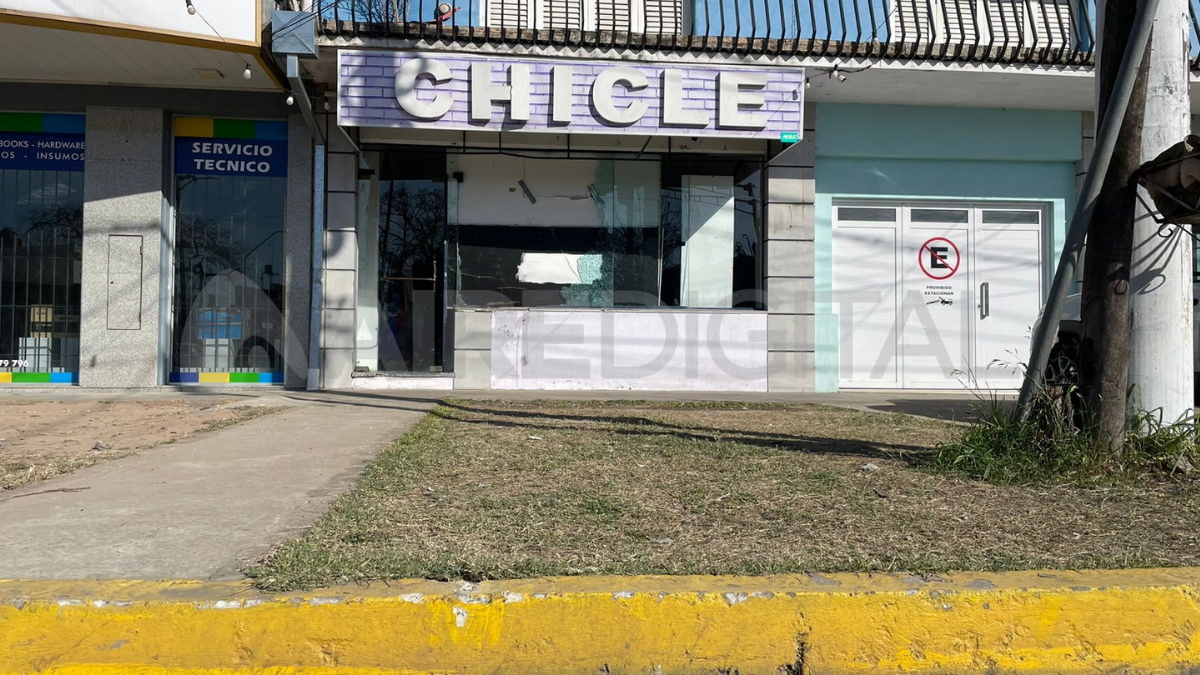 A pesar de la magnitud del accidnete, el motociclista solo tuvo heridas leves. A pesar de la magnitud del accidnete, el motociclista solo tuvo heridas leves.
