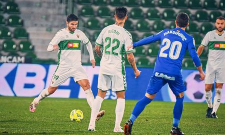 El Elche de Jorge Almirón perdió ante el Getafe y quedó en puestos de descenso de LaLiga de España. El Elche de Jorge Almirón perdió ante el Getafe y quedó en puestos de descenso de LaLiga de España.