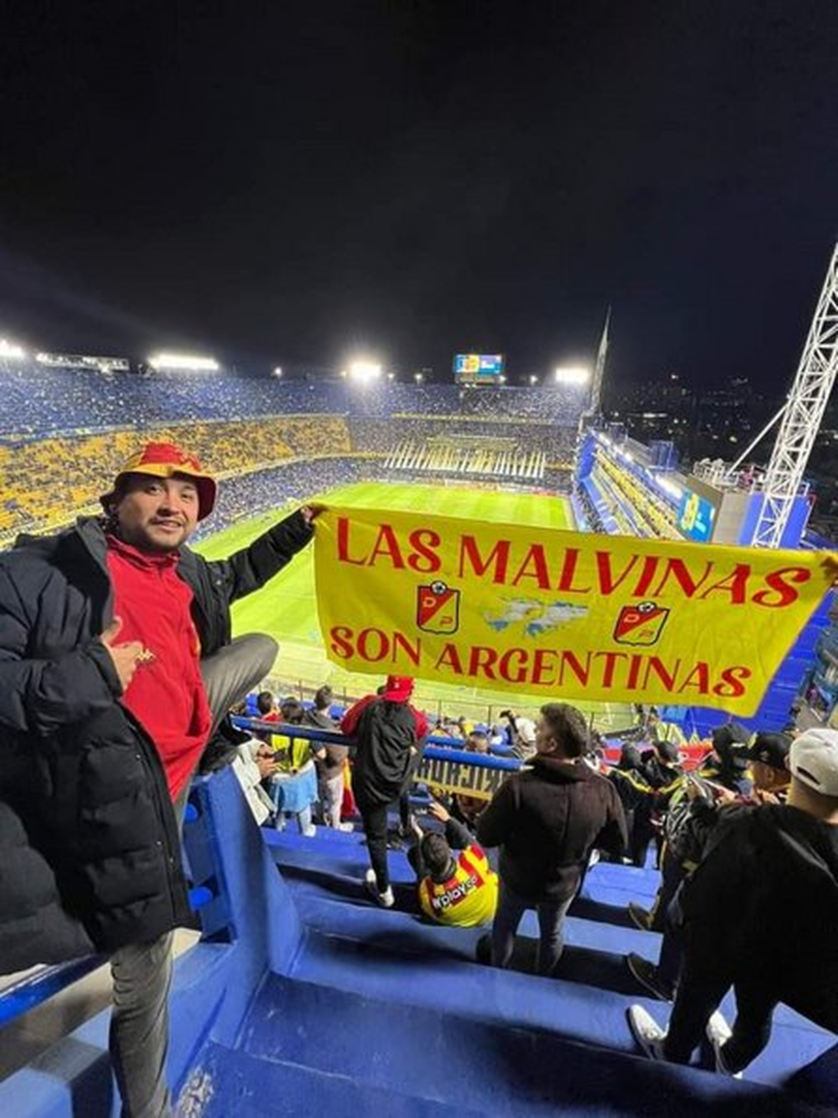 La bandera de los hinchas de Deportivo Pereira en apoyo a las Malvinas Argentinas.