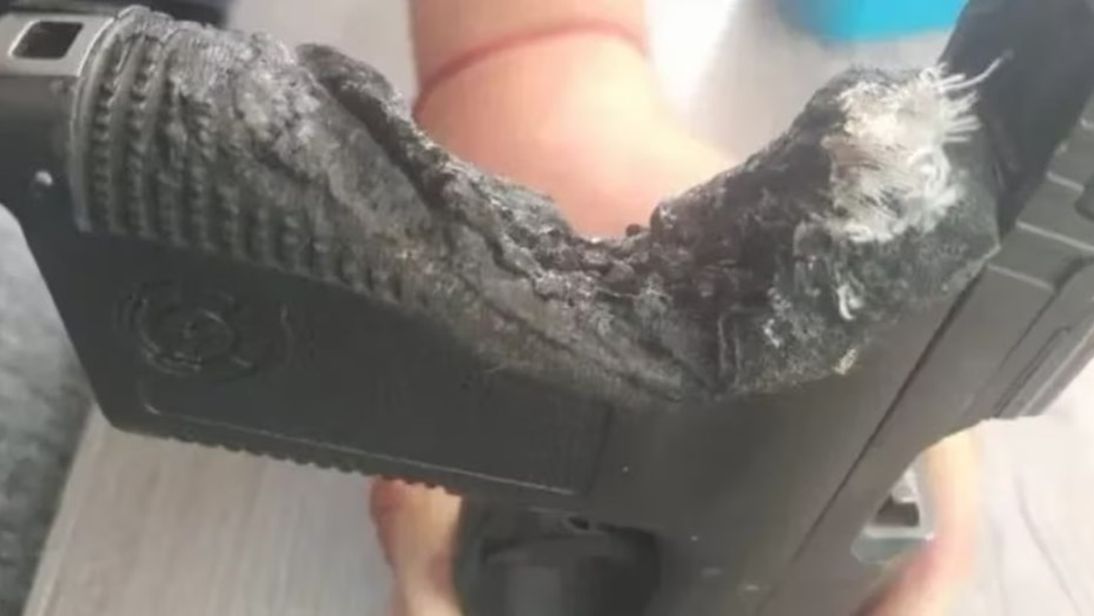 Un policía guardó su arma en el horno