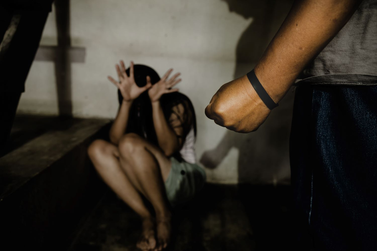 Una madre vendió a su hija de 12 años a un hombre de 70 años