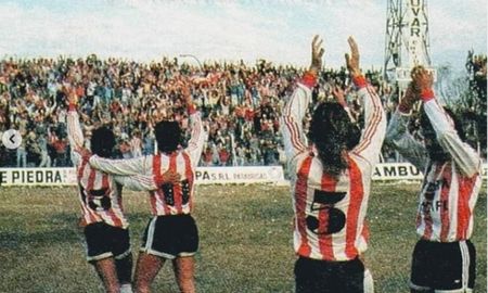 Los jugadores tatengues celebran la victoria ante Colón en la primera final del ascenso, en el Barrio Centenario. Los jugadores tatengues celebran la victoria ante Colón en la primera final del ascenso, en el Barrio Centenario.