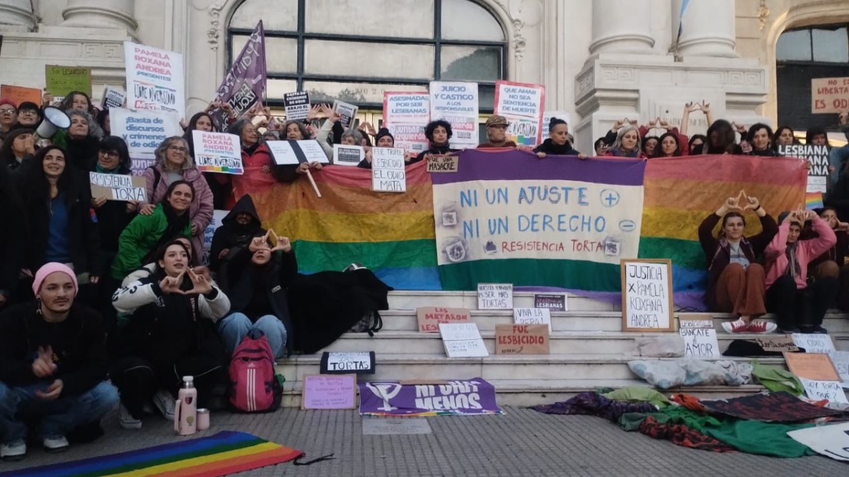 Resistencia Torta se reúne para pedir justicia por el triple lesbicidio ocurrido en Barracas. Resistencia Torta se reúne para pedir justicia por el triple lesbicidio ocurrido en Barracas.