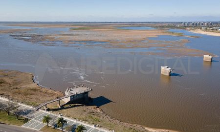 El nivel del río se acerca al cero del hidrómetro en el Puerto de Santa Fe. El nivel del río se acerca al cero del hidrómetro en el Puerto de Santa Fe.