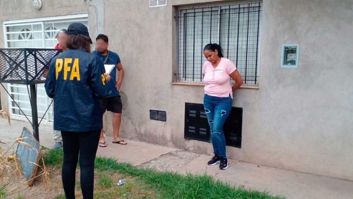 La Policía Federal al momento de la captura de María Henríquez Mota en la ciudad de San Nicolás.