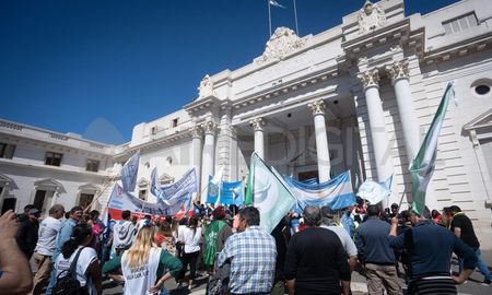 Los gremios y sindicatos de trabajadores se manifestaron en la explanada de la Legislatura para expresar su rechazo a la iniciativa. Los gremios y sindicatos de trabajadores se manifestaron en la explanada de la Legislatura para expresar su rechazo a la iniciativa.