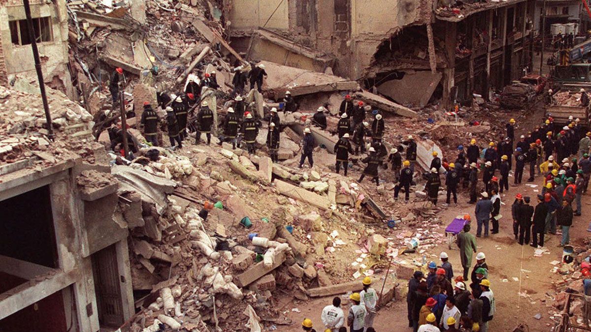 El ataque terrorista sucedió el martes 17 de marzo de 1992 y destruyó completamente la sede de la embajada y del consulado. Hubo 29 víctimas fatales y 242 heridos. 