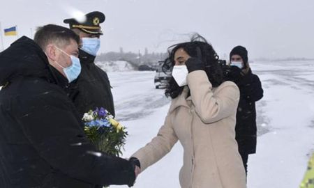 El viceministro de Defensa de Ucrania, Oleksandr Polishchuk, a la izquierda, saluda a la ministra de Defensa canadiense, Anita Anand, en Kiev, Ucrania. El viceministro de Defensa de Ucrania, Oleksandr Polishchuk, a la izquierda, saluda a la ministra de Defensa canadiense, Anita Anand, en Kiev, Ucrania.