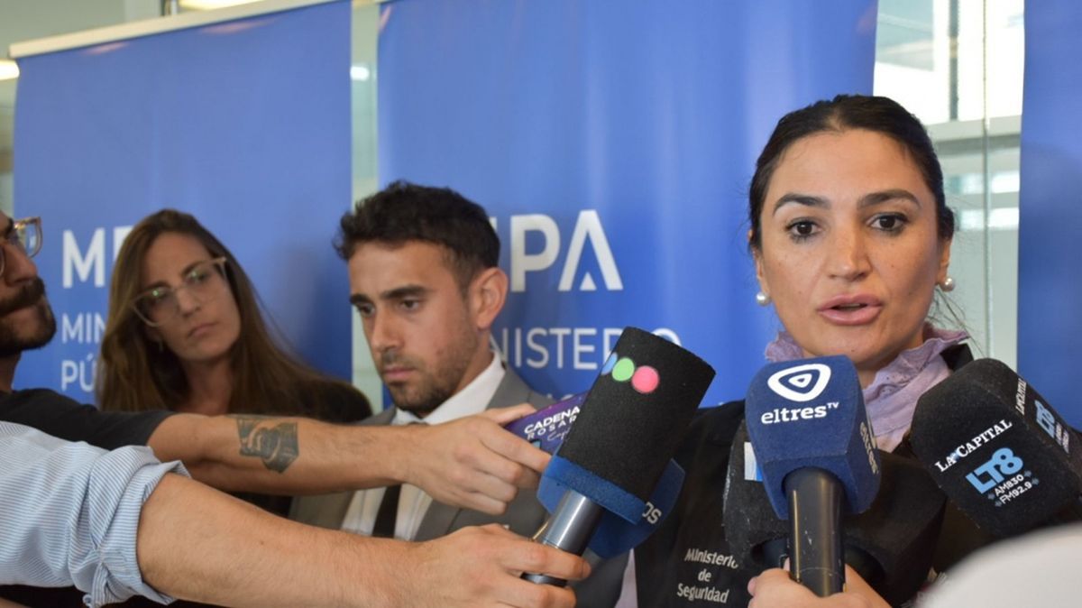 La directora de la Policía de Investigaciones, Eva Cainelli, brindó una conferencia de prensa junto a los fiscales Brenda Debiasi y Franco Tassani. La directora de la Policía de Investigaciones, Eva Cainelli, brindó una conferencia de prensa junto a los fiscales Brenda Debiasi y Franco Tassani.