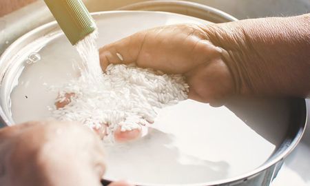 El descarte del agua de lavado reduce la ingesta de arsénico inorgánico, un elemento presente en los cultivos inundados de forma natural. El descarte del agua de lavado reduce la ingesta de arsénico inorgánico, un elemento presente en los cultivos inundados de forma natural.
