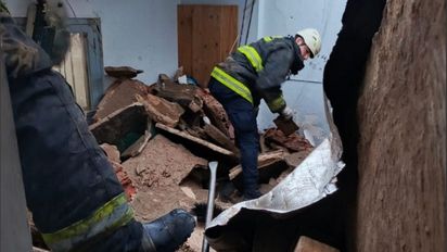 Derrumbe fatal en Rosario: en medio del temporal se desplomó el techo de una casa y una mujer murió
