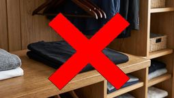 Remera negra en el placard.