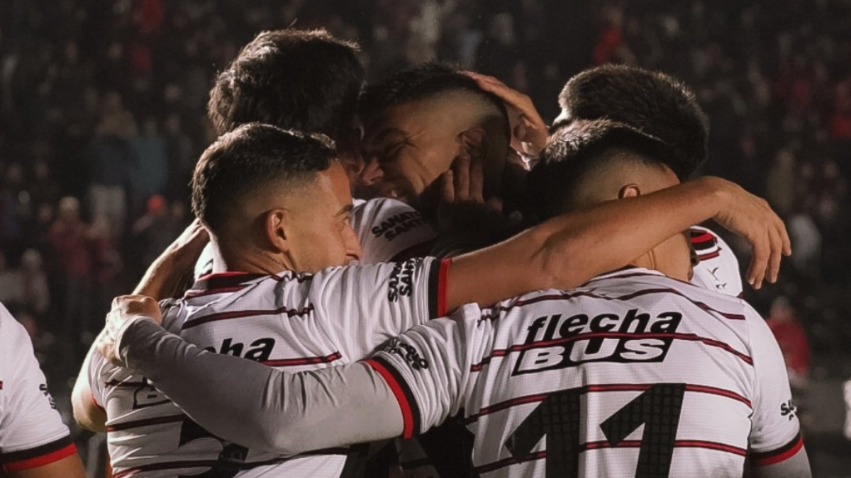 Colón le ganó 3-0 a Almagro por la fecha 14 de la Primera Nacional.