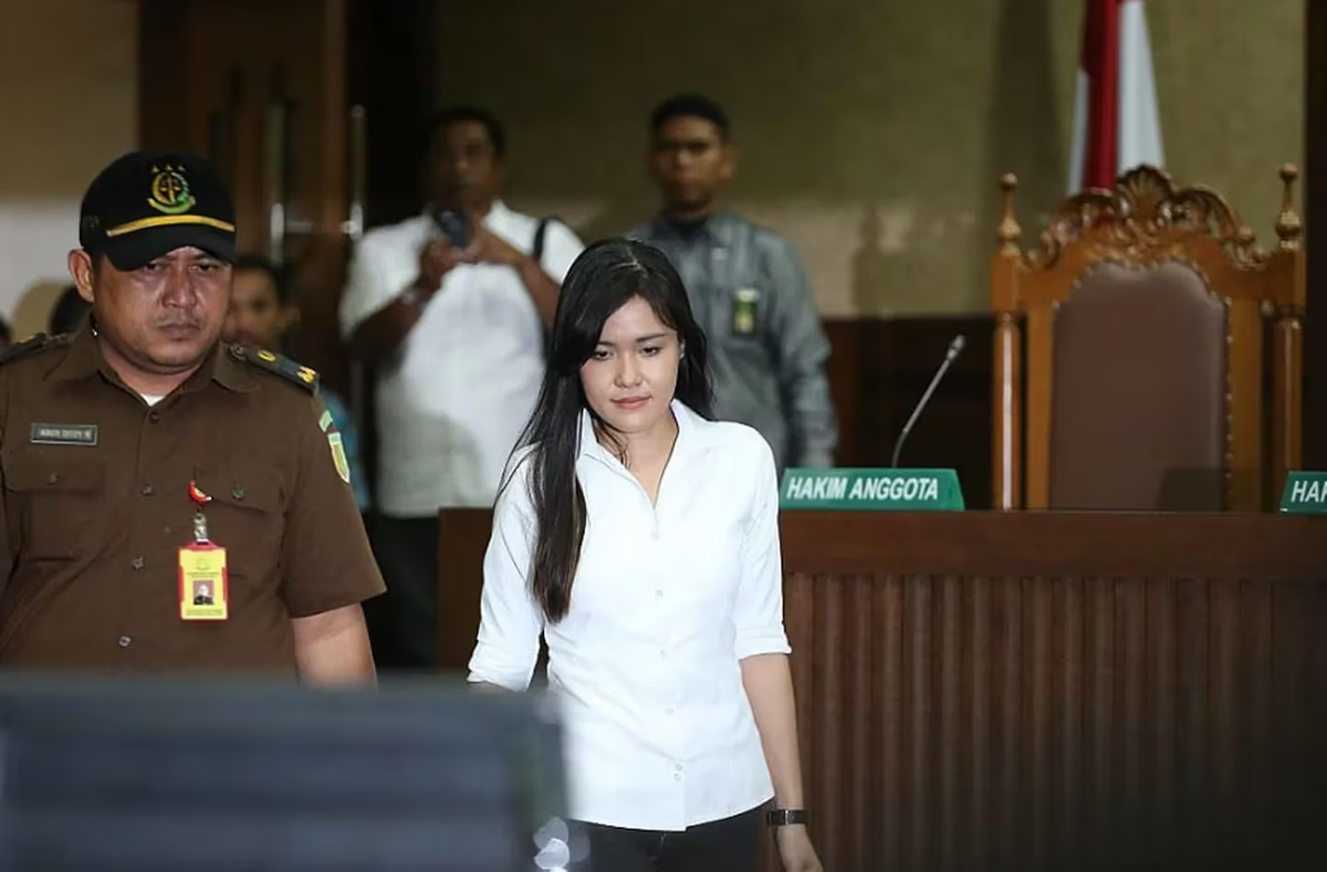 Jessica Wongso fue condenada a 20 años de prisión por el asesinato de Mirna Salihin. Jessica Wongso fue condenada a 20 años de prisión por el asesinato de Mirna Salihin.