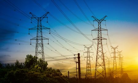 Cortes programados en industrias: Gobierno compensará a empresas que ahorren energía.