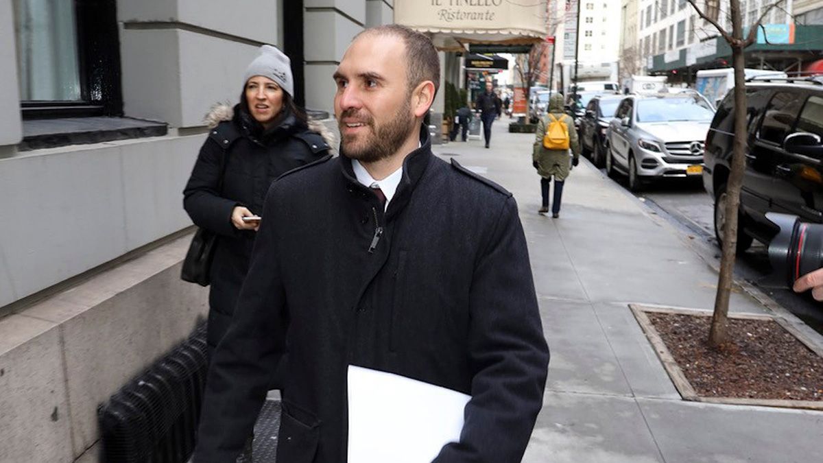 Comienza una dura negociación con los acreedores: Guzmán se reunió con fondos de inversión