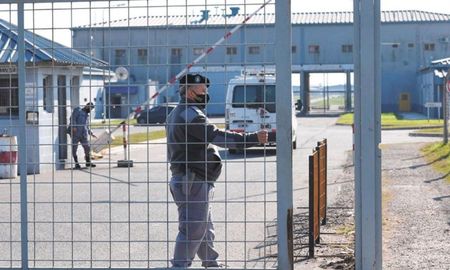 Francisco Riquelme estaba detenido en el penal de Ezeiza, donde generó destrozos y lanzó amenazas. Ahora lo trasladaron a Marcos Paz. Francisco Riquelme estaba detenido en el penal de Ezeiza, donde generó destrozos y lanzó amenazas. Ahora lo trasladaron a Marcos Paz.