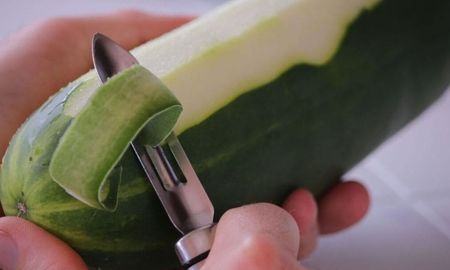 Los usos de la cáscara de pepino. Los usos de la cáscara de pepino.