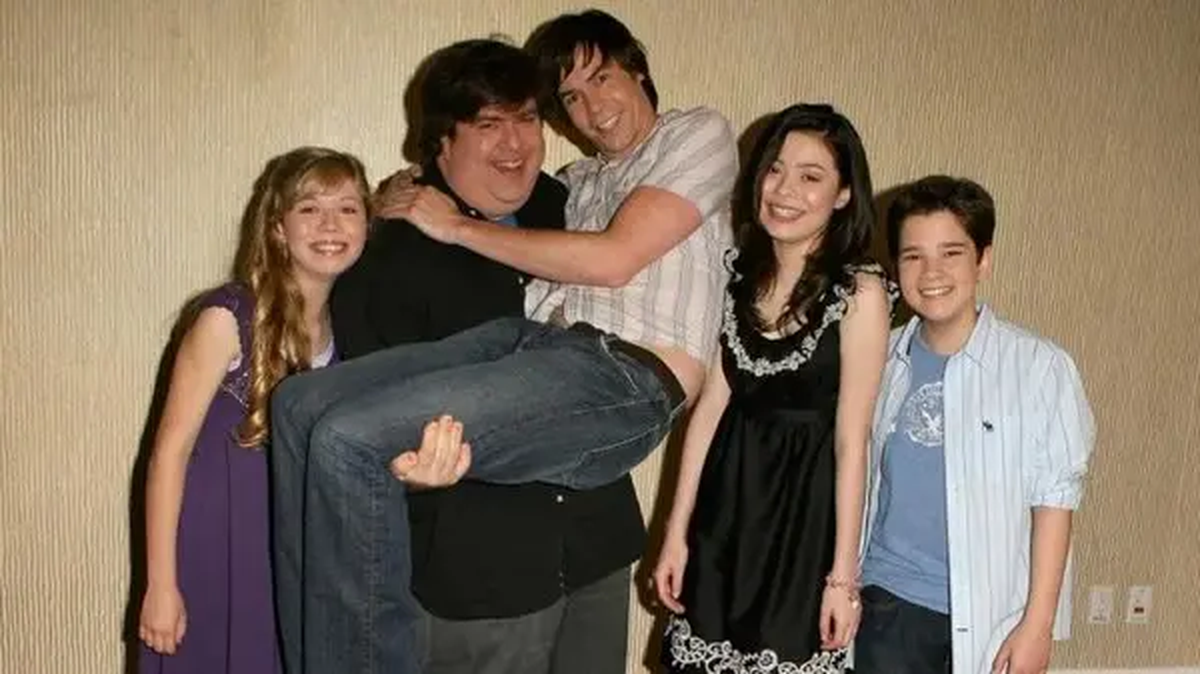 Dan Schneider junto al elenco de iCarly. Dan Schneider junto al elenco de iCarly.