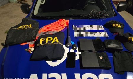 Dos delincuentes que se hicieron pasar por policías antinarcóticos y que tenían antecedentes penales fueron detenidos por efectivos de la fuerza de Córdoba. Dos delincuentes que se hicieron pasar por policías antinarcóticos y que tenían antecedentes penales fueron detenidos por efectivos de la fuerza de Córdoba.